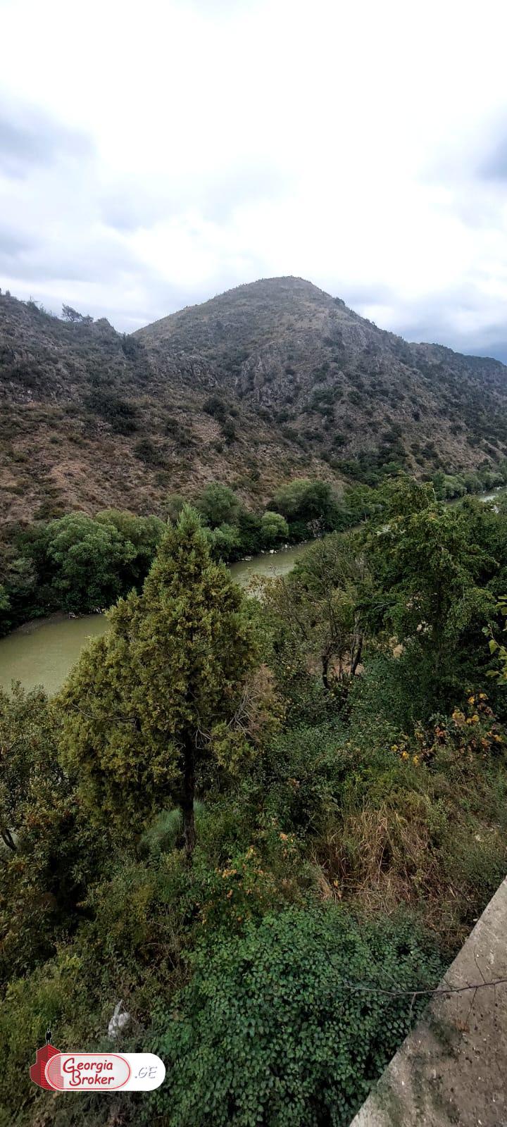 იყიდება ახალი გარემონტებული 9 ოთახიანი სახლი არმაზში